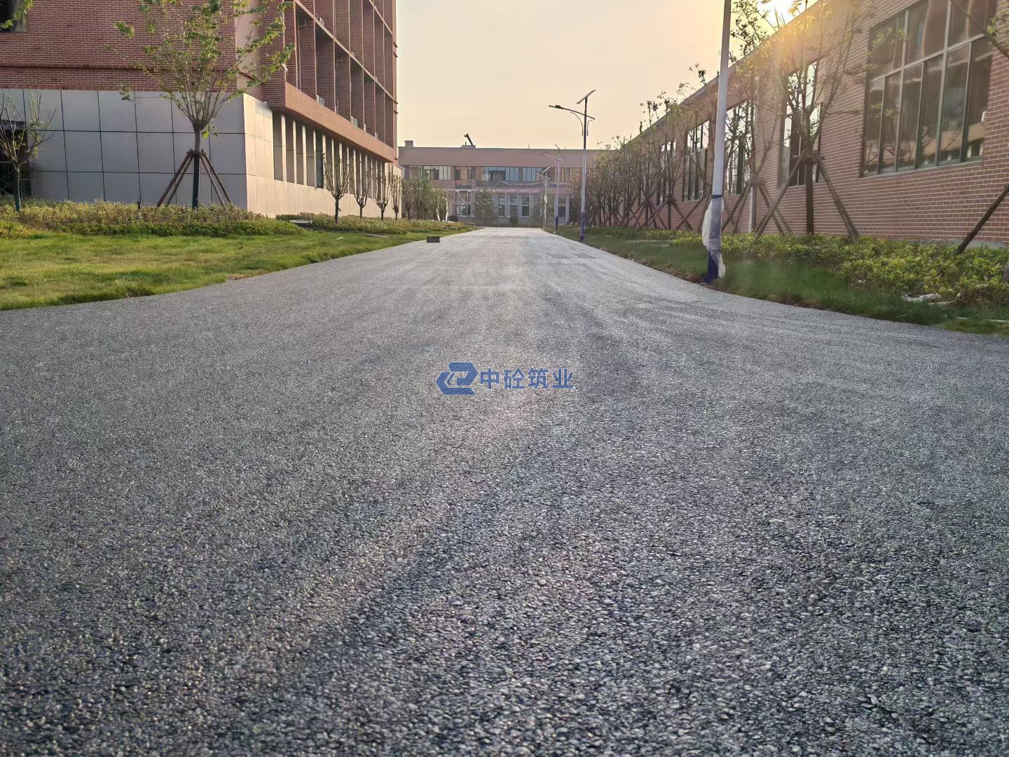 西安沥青道路摊铺:为城市发展铺设坚实的“底盘”(图5) image_1778890055191.jpg