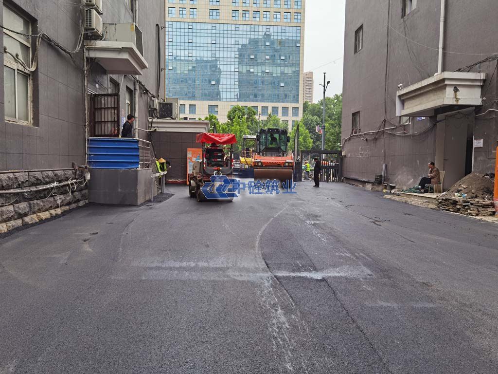 西安白改黑沥青道路工程怎么做?5大材料与3类机械现场揭秘(图2) 配图