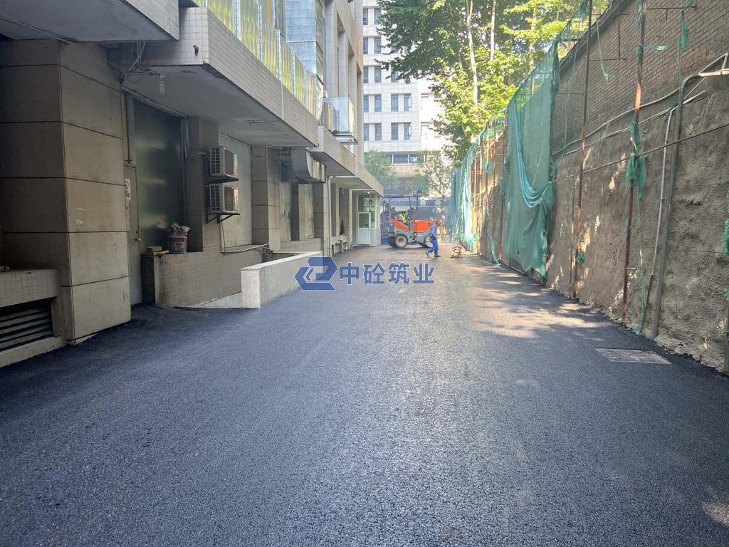 高效攻坚,一日焕新:西安市秦电大厦沥青路面铣刨加摊铺工程纪实(图2) 2026-07-04 163943.jpg